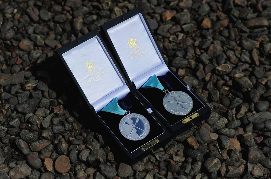  Le medaglie in palio per i vincitori: sono finite entrambe al collo dei ragazzi di Oxford, vincitori di entrambe le sfide (Getty Images)